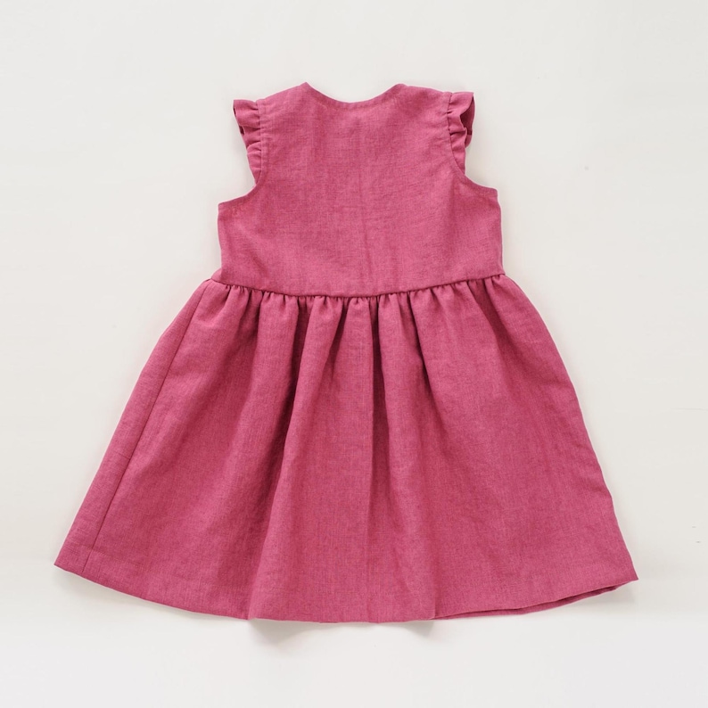 Flachliegendes Rückenteil des ärmellosen Modells, glatte Rückenpartie und Kräuselung am Rock, Babykleid Schnittmuster PDF