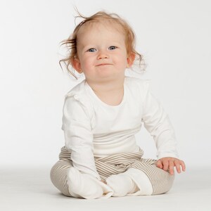 Sitzendes Baby in Wendehose und Body, lockerer Sitz fürs Spielen, baby set nähen anleitung inspiriert