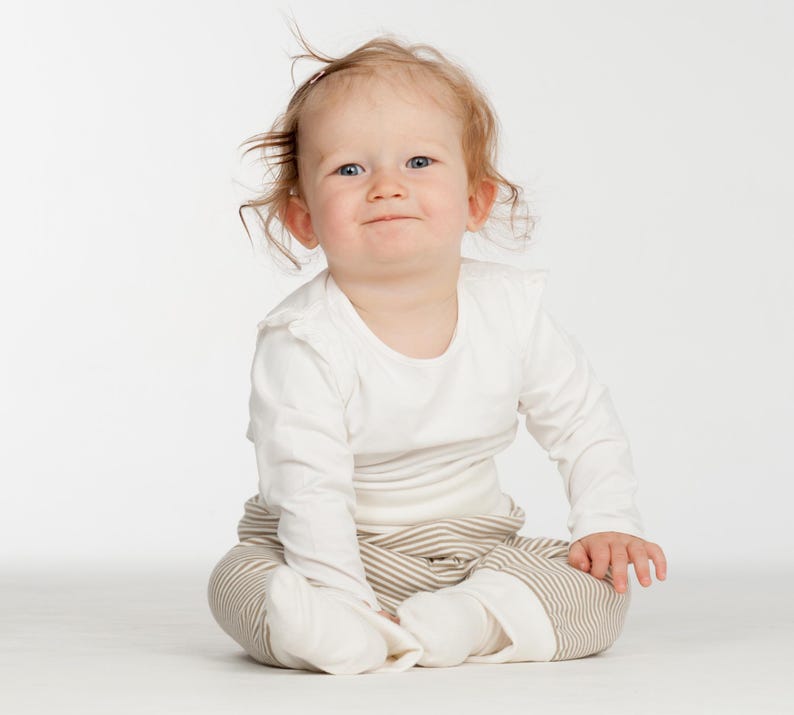 Sitzendes Baby in Wendehose und Body, lockerer Sitz fürs Spielen, baby set nähen anleitung inspiriert