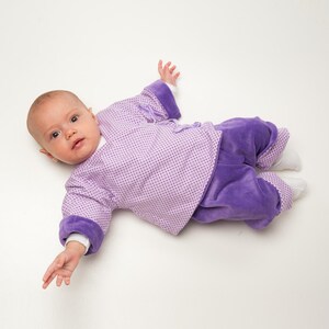 Seitlich liegendes Baby zeigt lockere Passform und Ärmelabschluss, alltagstauglicher Schnitt, jacke für baby nähen