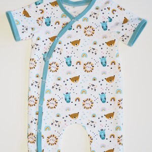 Frontansicht des Jersey-Overalls mit kontrastiertem Paspelrand, diagonale Knopfleiste deutlich, baby overall schnittmuster pdf