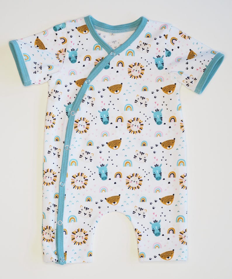 Frontansicht des Jersey-Overalls mit kontrastiertem Paspelrand, diagonale Knopfleiste deutlich, baby overall schnittmuster pdf