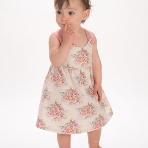 Seitliche Ansicht des A-Linien Babykleids mit romantischem Blumenprint, sommerkleid baby schnittmuster inspiriert