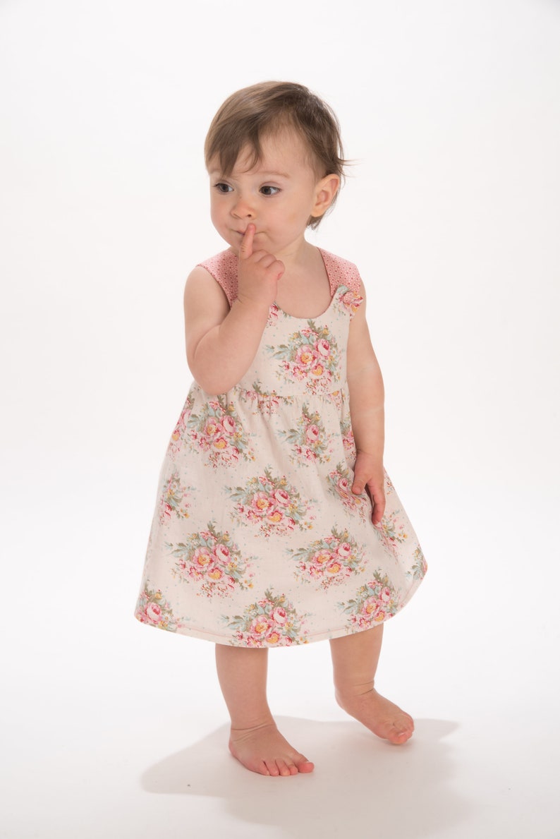 Seitliche Ansicht des A-Linien Babykleids mit romantischem Blumenprint, sommerkleid baby schnittmuster inspiriert