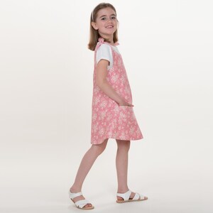 Kinderkleid nähen Anfänger, Mädchen zeigt locker sitzendes Trägerkleid, leichte A-Linien Silhouette