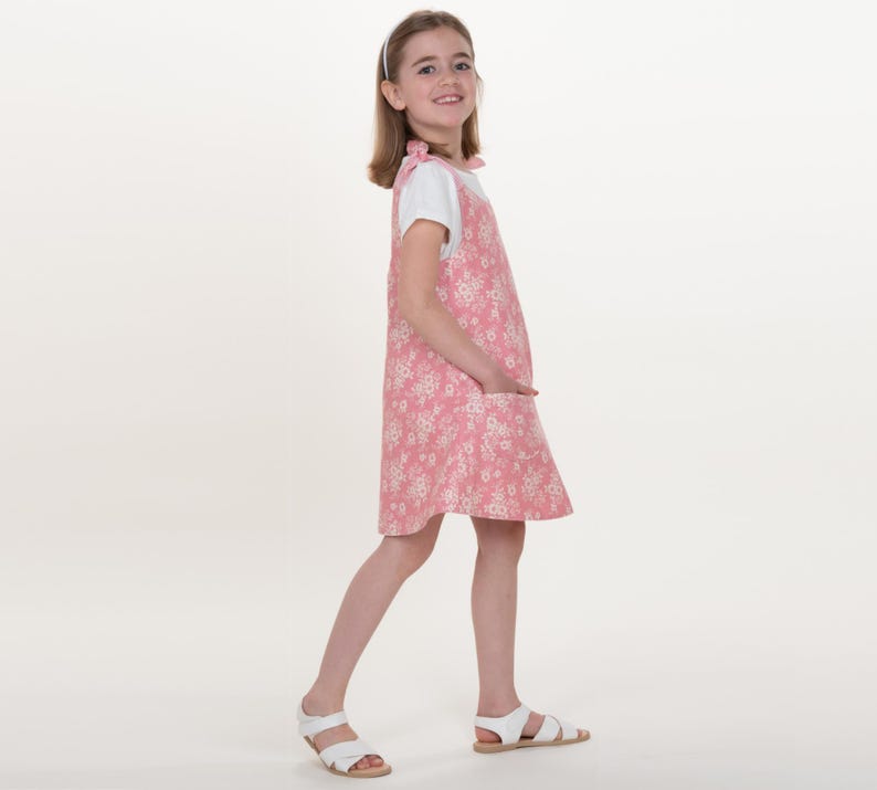 Kinderkleid nähen Anfänger, Mädchen zeigt locker sitzendes Trägerkleid, leichte A-Linien Silhouette