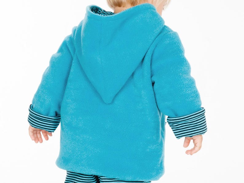 Genähtes Baby-Set mit Jacke und Hose aus French Terry, flach arrangiert