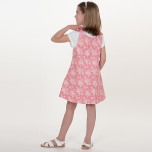 Trägerkleid Schnittmuster Mädchen, Rückansicht des floralen Kleids, gebundene Träger und lockerer Fall