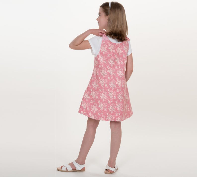 Trägerkleid Schnittmuster Mädchen, Rückansicht des floralen Kleids, gebundene Träger und lockerer Fall