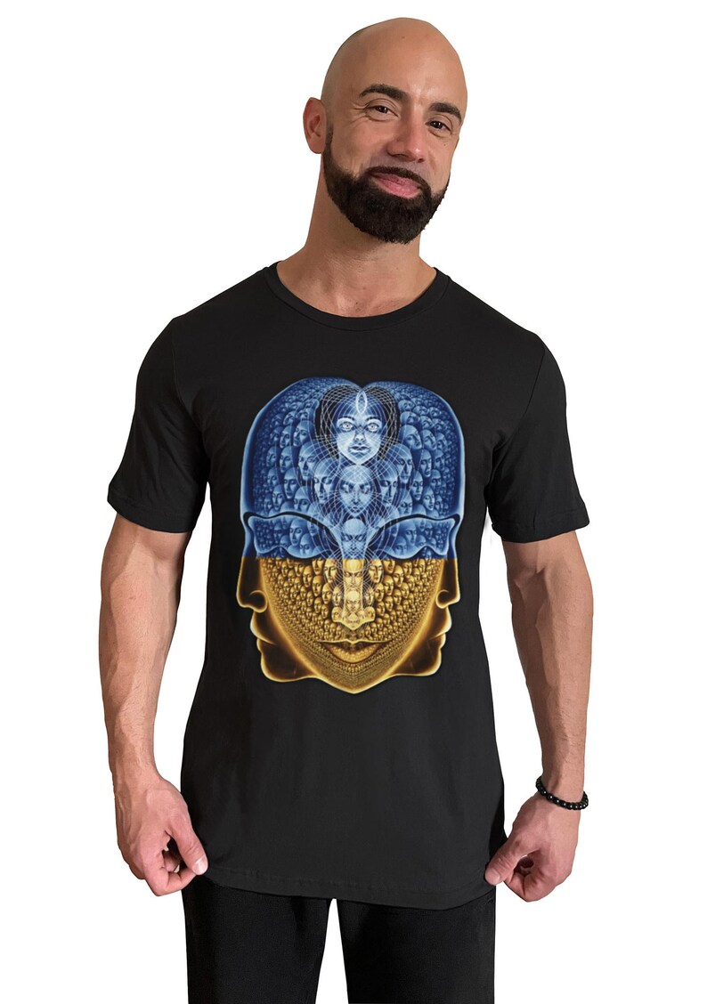 Puede incluir: Una camiseta negra con un estampado gr&aacute;fico de dos caras formadas por caras m&aacute;s peque&ntilde;as. Las caras son azules y doradas, y el gr&aacute;fico est&aacute; centrado en la camiseta.