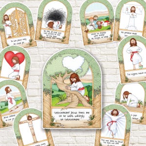 Könnte beinhalten: Eine Sammlung illustrierter Karten, die Szenen aus einer religiösen Erzählung darstellen. Jede Karte zeigt eine gerahmte Illustration mit Text, die verschiedene Momente und Ereignisse zeigt. Die Karten sind auf einer hellen Oberfläche angeordnet.