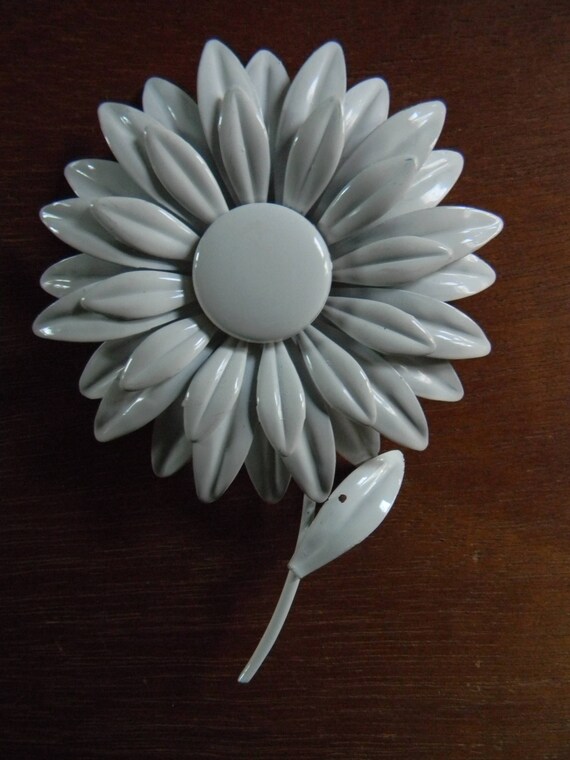 Awesome 70's Vintage White Flower Metal Enamel Pi… - image 5