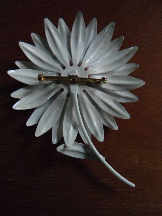 Awesome 70's Vintage White Flower Metal Enamel Pi… - image 6