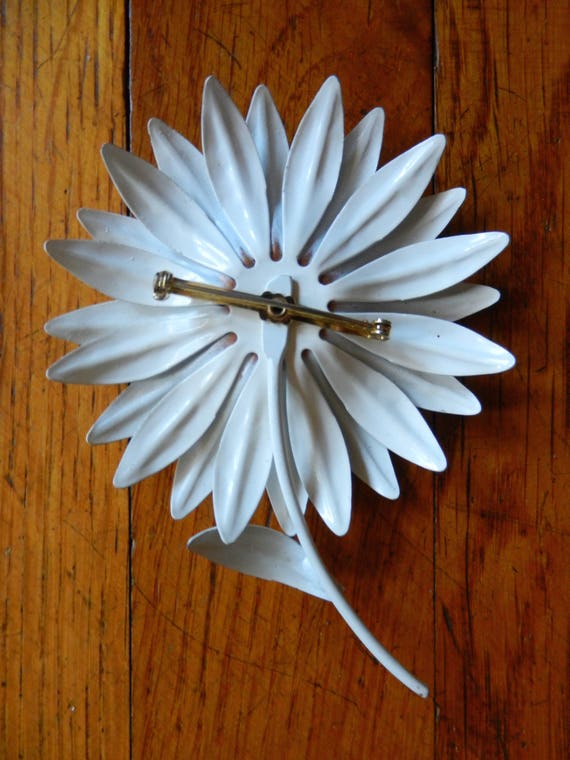 Awesome 70's Vintage White Flower Metal Enamel Pi… - image 2