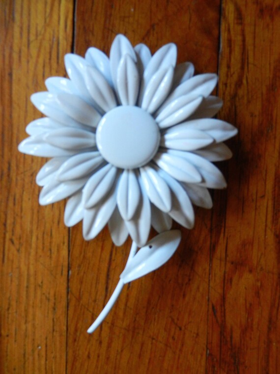 Awesome 70's Vintage White Flower Metal Enamel Pi… - image 1