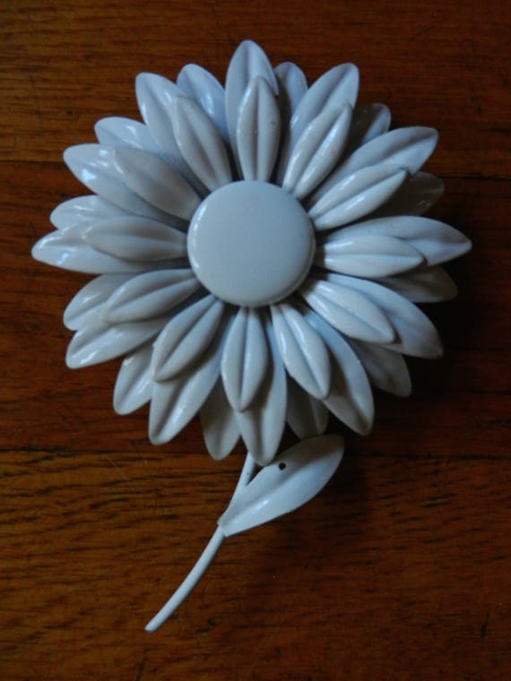 Awesome 70's Vintage White Flower Metal Enamel Pi… - image 4