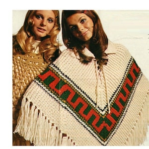 Może przedstawiać: Dwie kobiety w ponczach na szydełku. Ponczo po prawej stronie ma geometryczny wzór w kolorze czerwonym, zielonym i czarnym. Ponczo po lewej stronie to prosty wzór na szydełku w kolorze beżowym. Tekst "Lilou Mariposa" jest widoczny w prawym górnym rogu obrazu.