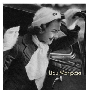 Può includere: Una fotografia in bianco e nero di una giovane donna che indossa un cappello e una sciarpa di lana bianca. Sorride e guarda di lato. La foto è sottotitolata "Lilou Mariposa".