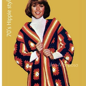Könnte beinhalten: Eine Häkeljacke mit einem gestreiften Muster in Rot, Orange, Gelb, Weiß und Blau. Die Jacke hat ein quadratisches Blumenmuster. Der Text "Lilou Mariposa" ist in der unteren rechten Ecke des Bildes sichtbar.
