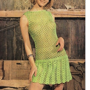 Puede incluir: Un vestido corto de crochet verde lima con un patrón suelto y tejido abierto. El vestido tiene un escote redondo y un corpiño ajustado. La falda es acampanada y tiene un dobladillo festoneado.