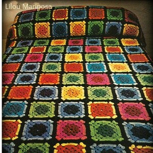 May include: A colourful crocheted blanket with a black background and squares of different colours, including red, orange, yellow, green, blue, and purple. The blanket is made of yarn and has a textured surface. The title "Lilou Mariposa" is visible in the top left corner of the image.
