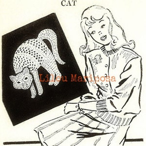 Puede incluir: Una ilustración en blanco y negro de un gato sobre un fondo negro. El gato está tejido a crochet y tiene un patrón de puntos. La ilustración se titula "CAT".