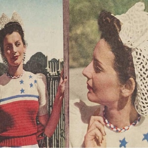Puede incluir: Una mujer lleva un suéter de punto rojo, blanco y azul con estrellas y rayas. También lleva un sombrero de ganchillo blanco con un lazo.