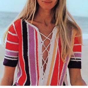 Puede incluir: Un top de crochet a rayas con un frente de encaje. El top est&aacute; hecho en una variedad de colores, incluyendo rojo, morado, blanco y amarillo.