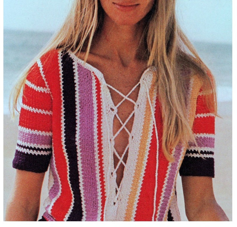 Puede incluir: Un top de crochet a rayas con un frente de encaje. El top est&aacute; hecho en una variedad de colores, incluyendo rojo, morado, blanco y amarillo.