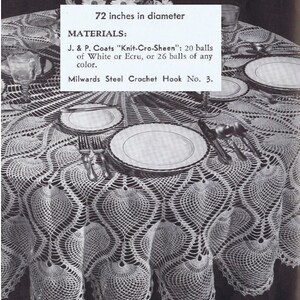 K&ouml;nnte beinhalten: Eine wei&szlig;e H&auml;keltischdecke mit einem zarten Spitzenmuster. Die Tischdecke hat einen Durchmesser von 183 cm und ist aus 20 Kn&auml;uel J. & P. Coats "Knit-Cro-Sheen" Garn gefertigt. Die Anleitung empfiehlt die Verwendung eines Milwards Stahlh&auml;kelnadel Nr. 3.