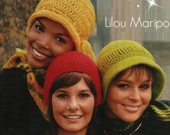 Op de afbeelding: Drie vrouwen dragen gebreide hoeden. De hoeden zijn geel, groen en rood. De vrouwen lachen en kijken naar de camera. De tekst "Lilou Maripo" is zichtbaar op de achtergrond.