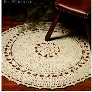 Peut inclure: Un tapis rond en crochet avec un motif de dentelle délicat de couleur crème. Le tapis est placé sur un sol en carrelage de terre cuite.