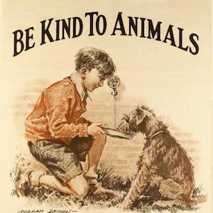Könnte beinhalten: Ein Vintage-Poster mit einem Jungen, der kniet und einen Hund aus einer Schüssel füttert. Das Poster trägt den Text "BE KIND TO ANIMALS" oben und "Distributed by the State Humane Office MADISON, WISCONSIN" unten.