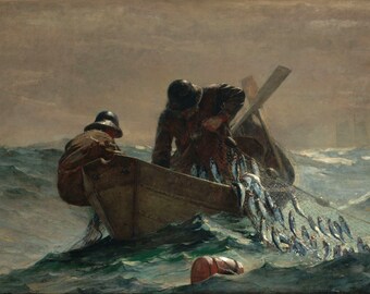 Puede incluir: Dos figuras en un bote de madera recogen una red llena de peces. El bote está en un mar picado con un cielo brumoso en el fondo.