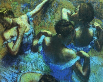 Puede incluir: Una pintura pastel de cuatro bailarinas con vestidos azules y verdes. Las bailarinas están posadas de forma dinámica y elegante, con los brazos y las piernas extendidos. La pintura está sobre un fondo de verde y azul, lo que crea una sensación de profundidad y movimiento.