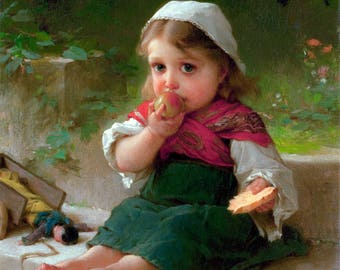 Puede incluir: Una niña pequeña con un gorro blanco y un vestido rojo y blanco se sienta en un borde de piedra, comiendo una manzana verde. Tiene un trozo de pan en la otra mano. Hay flores en el fondo.