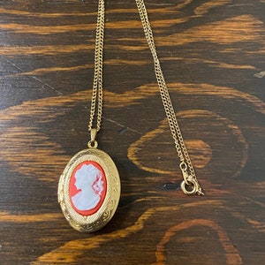 Vintage 9” gold tone cameo locket necklace