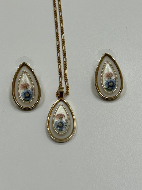 Vintage Victorian style Necklace with 14K Gold Pla