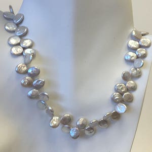 Collar de perlas de agua dulce ovaladas de color gris danzante
