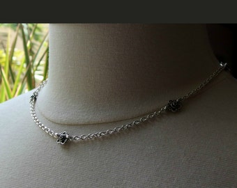 Collar de plata lariat estación de plata gargantilla collar de gargantilla de longitud ajustable flor Bali cuenta collar cotidiano floral botánico boho gargantilla