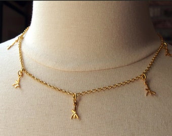 Collar con dije de libélula en oro vermeil de 24 k, cierre floral de Bali