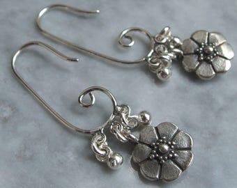 Pendientes de plata de ley con diseño floral bohemio, diseño botánico, con forma de flor de enredadera, cuentas grandes de Bali, diseño gráfico, espiral curvada, alambre rizado.
