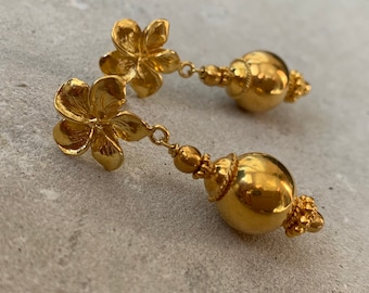 Plumeria • Pendientes colgantes de oro vermeil de Bali • Pendientes florales llamativos • Pendientes de oro artesanal