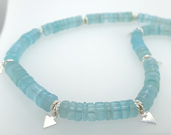 Collar moderno de piedras preciosas geométricas, collar de calcedonia aguamarina, dije triangular de plata esterlina verde y azul, cuentas de piedras preciosas, cuentas de neumático boho chic