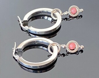 Pendiente de aro con dije de coral moderno, coral rosa, plata esterlina, aro grande, araña AAA, brillante, pulido, acabado de espejo liso, facetado