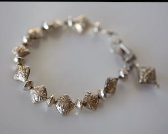 Pulsera de plata de ley con cuentas de Bali, colgante botánico, pulsera floral de plata de ley oxidada de Bali con cuentas cuadradas de hojas y plantas.