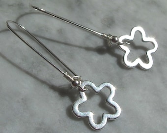 Pendientes de flores modernos de plata esterlina con diseño gráfico brillante y pulido, con forma botánica, colgantes, cuentas de Bali, suaves, abstractos y geométricos.