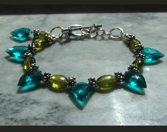 Pulsera de cuarzo verde azulado y vesuvianita: piedras preciosas con punta facetada AAA y cuentas Bali de plata de ley oxidada.