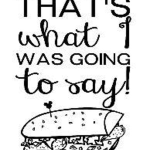 Op de afbeelding: Zwart-wit illustratie van een sandwich met een tandenstoker en de tekst "THAT'S what I WAS GOING to say!" in een speels lettertype. De sandwich is gevuld met diverse ingredi&euml;nten.