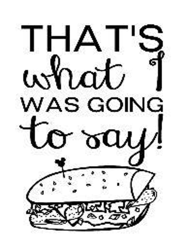 Op de afbeelding: Zwart-wit illustratie van een sandwich met een tandenstoker en de tekst "THAT'S what I WAS GOING to say!" in een speels lettertype. De sandwich is gevuld met diverse ingredi&euml;nten.